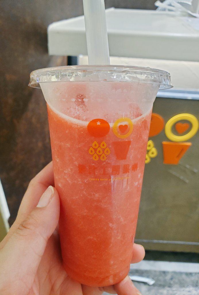 _stella_1022's tweet photo. 色んな🍉スイカジュース飲んでるけど果汁工房の贅沢すいかが一番甘くて美味しい！果肉だけミキサーしてるから青臭くないし😋ゴクゴク飲めるのはやっぱプロントかな（1枚目）タリーズも美味しいけどこのサイズしかないのが残念
サイズ増やしてほしいスイカジュースゴクゴク飲みたい https://t.co/Ht7ELLob0T