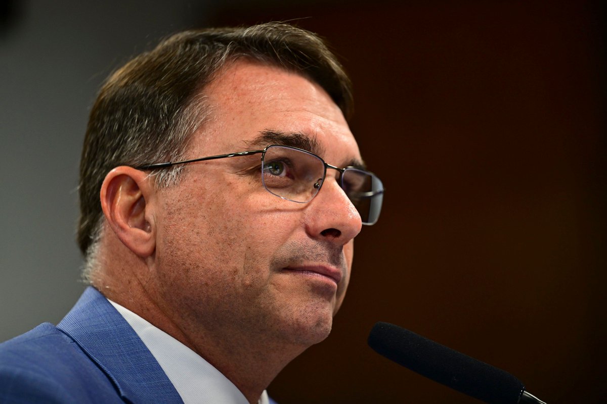 exame's tweet photo. 'Lula não tem mais condições de ser presidente', diz Flávio Bolsonaro após tarifaço dos EUA
https://t.co/tOllkCdLbW https://t.co/Hx8OhnY1wa