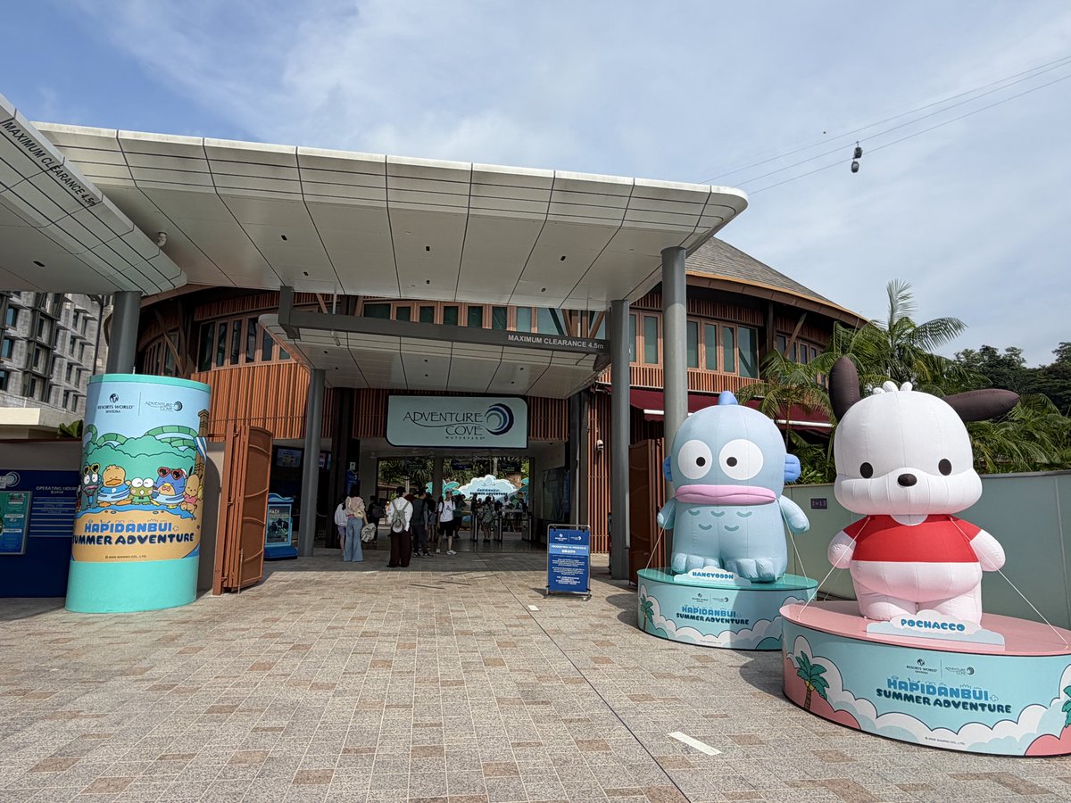 pekkle_umi's tweet photo. ペックル探検隊 in SG🇸🇬
居ても立っても居られず。。
セントーサ島にあるAdventure Cove Waterpark×はぴだんぶいイベントに行ってきちゃいました🤭

水浴びしてるにこにこペックルがとっても可愛い💕
イベントは8月30日まで！
プールやたくさんアトラクションもあるので、夏休みにオススメですー！ https://t.co/ZiH8vicLnk