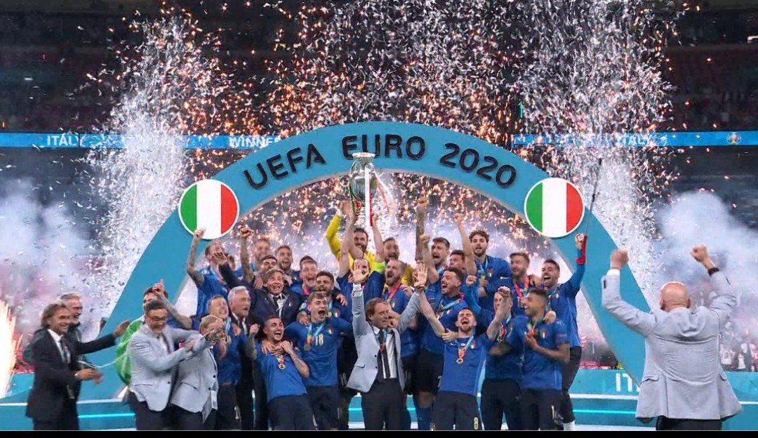 rossonerindo's tweet photo. Gak lolos Piala Dunia 3x beruntun itu aib buat sepakbola Italia.
Sebagai fans, kami juga malu dan menyadari hal itu.
Tapi jika ada yg boleh dibanggakan sedikit, di tengah kejatuhan tersebut, Italia bahkan tetap bisa juara Euro 2020.
Beda sama Fans timnas yang selalu jumawa setiap gelaran besar.
Teriak-teriak "It's coming home" udah 60 tahun, imagine, 60 tahun.

Fans timnas Inggris (yang Jumawa) ini anti capek dan anti malu.