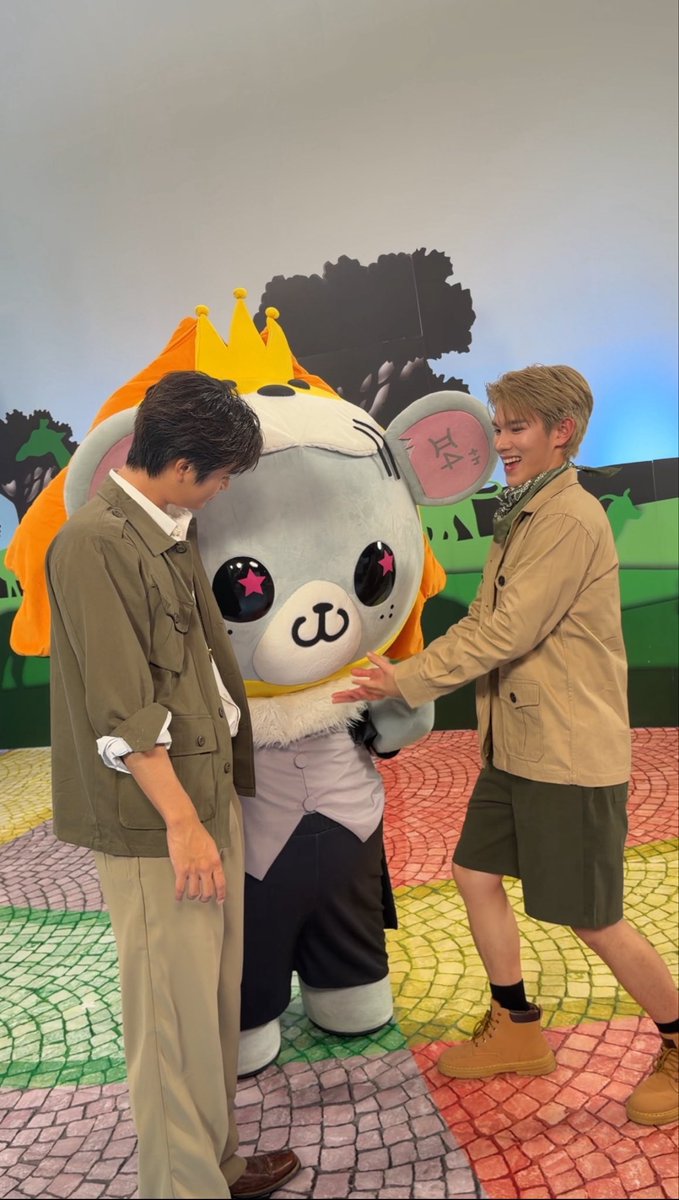 inirara1318's tweet photo. ndut baru masuk sklh tpi dia malu dan minta temenin papi papa..

♊: ayo kenalan dlu..
🐭: hngh, papi:( (ngumpet di blkng papi)
4⃣: ya udh papa yg kenalin yah.. hallo teman² semua, ini naha nya nhoo yah ayo kita berteman, nhoo anak baik kok..

#GrabFoodถูกกว่าชัวร์xGeminiFourth https://t.co/ibvvjGvibE
