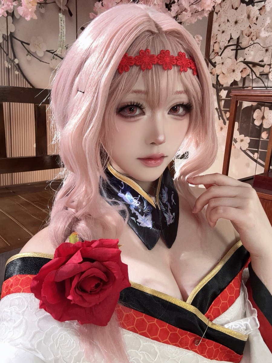 AMU_WAY's tweet photo. 🌹
#Scarlet #紅蓮 #红莲 #NIKKEcosplay https://t.co/tZFfzGtgnA