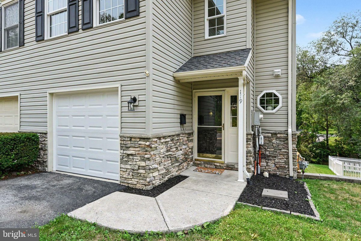cindiw44's tweet photo. 119 Sherman Street, Enola, PA, 17025
3 bed | 3 bath 2305 Sq. Ft.
Active | 305000
https://t.co/HBJdpsEXcY
Like buying a brand-new home without the brand-new price tag! This beautifully updated end-unit townhome offers 3 bedrooms, 2.5 bathrooms, and an open, inviting first-floor... https://t.co/LtyCw1N4SJ