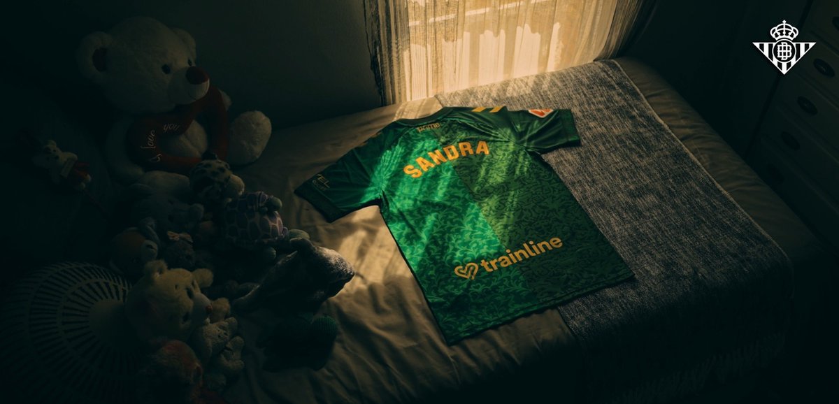 alvaritomfs's tweet photo. ✨ Una camiseta para denunciar el acoso escolar. En el cuarto de Sandra Peña, la chica de 14 años que se quitó la vida hace unos meses. Con su familia, su camiseta, su bufanda y 'Siempre la Esperanza' de fondo. Guiño incluido a Rafa Serna. Qué genialidad del Real Betis Balompié. https://t.co/4z4x2QP0Mu
