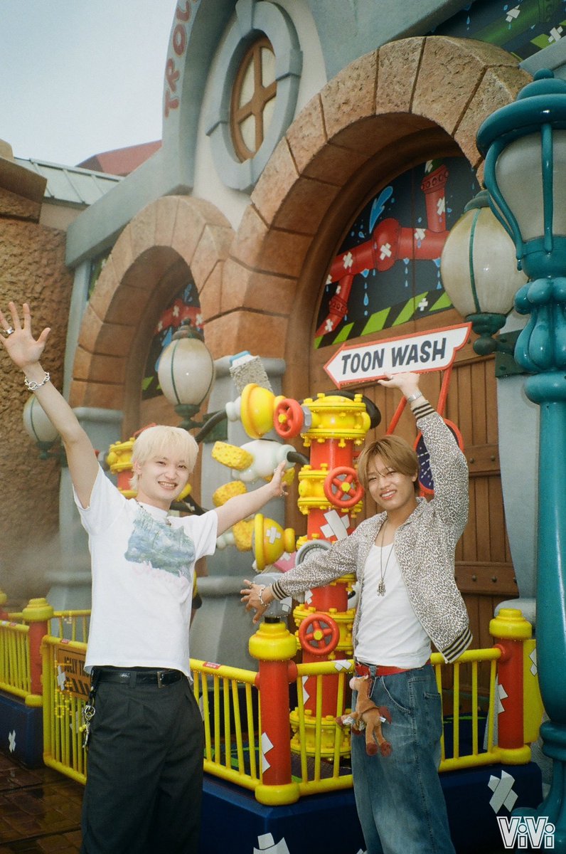 vivi_magazine's tweet photo. 私服に着替えたのに気にせず水の中へ！

「水も滴るいいオトコ、です！　……ベイマックスが」

PSYCHIC FEVER かなブラ コンビ大満喫の《夏ディズニー“びしょ濡れ”プラン》
🔗https://t.co/MHfvBgono5

#かなブラディズニー
#PSYCHICFEVER https://t.co/ILweDZ7CkS