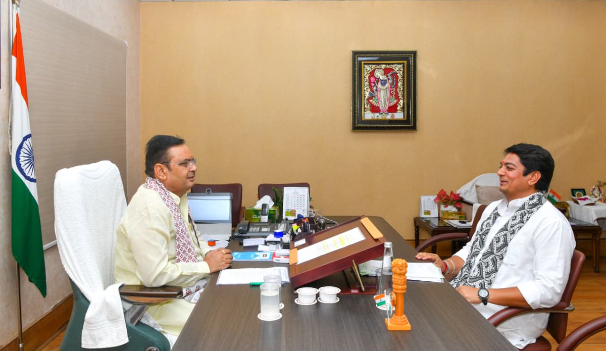 Bhajanlalofc's tweet photo. माननीय मुख्यमंत्री श्री भजनलाल शर्मा जी से मुख्यमंत्री निवास पर सामाजिक न्याय एवं अधिकारिता मंत्री श्री अविनाश गहलोत जी ने शिष्टाचार भेंट कर प्रदेश के विकास से जुड़े विभिन्न विषयों पर सार्थक एवं सकारात्मक चर्चा की।

#आपणो_अग्रणी_राजस्थान

@BhajanlalBjp https://t.co/MpqJv20PIy