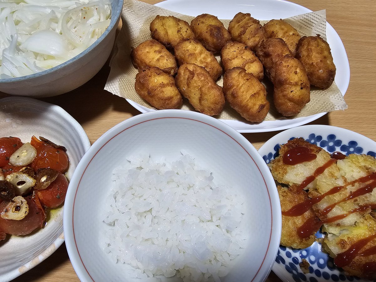hiro95081284's tweet photo. 今日の夕食🍚 #おうちご飯
・ご飯
・カンタン酢たまねぎ
・ナゲット（冷凍していた物を消費）
・ガーリックミニトマト
・ハッシュドポテト風
#おうちごはん #麦茶hiroのごはん https://t.co/RcmZS7vl5I