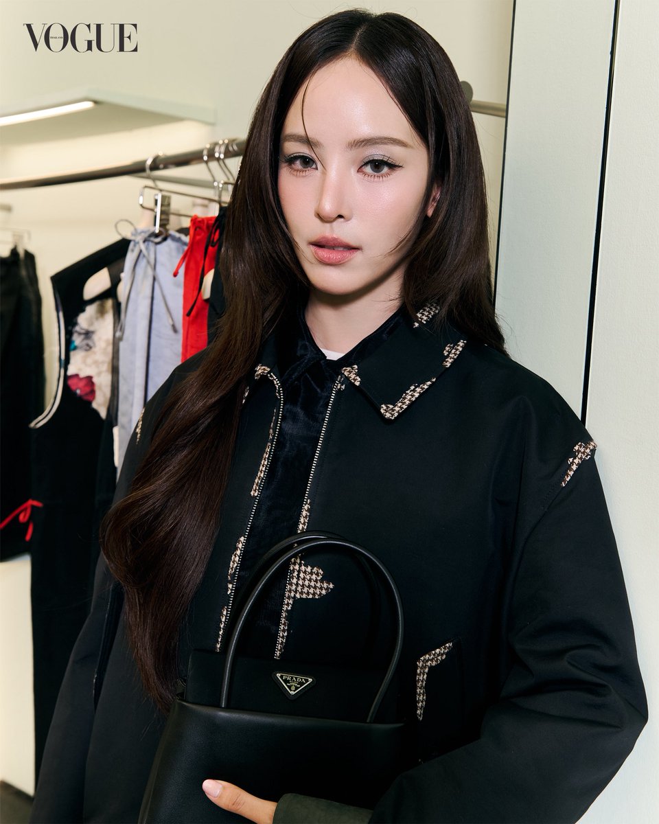 VogueThailand's tweet photo. #VogueReports เปิดภาพอัลบั้มพิเศษเหล่าแขกคนสำคัญของ Prada นำโดย ‘ณิชา-ณัฏฐณิชา’ @nuttanichanchd , ‘ออฟ-จุมพล’ @off_tumcial , ‘นิว-ชยภัค’ @new_chayapakkkk และ ‘เอินเอิน-ฟาติมา’ @earnearnfatima พร้อมไฮไลต์ไอเท็มจากคอลเล็กชั่นฤดูใบไม้ร่วง/ฤดูหนาว 2026 ไม่ว่าจะเป็นกระเป๋ารุ่น Prada Galleria เทคนิคพิเศษ จากเคมีและความร้อนที่ละลายชั้นผิวหนังด้านนอก เผยให้เห็นลวดลายด้านใน ชายแขนเสื้อที่จงใจทำให้ดูเหมือนรอยเปื้อน ตลอดจนงานปักประดับบนเสื้อผ้า และรองเท้า โดยยังคงเอกลักษณ์งานดีไซน์แบบ ‘Ugly Chic’ ของแบรนด์เอาไว้ #Prada #PradaFW26 #Nychaa #OffJumpol #NewChayapak #EarnEarnFatima 

Photo by Ratchaporn Muangsak , Janista Fakhaw