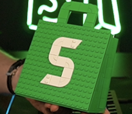 Coding_with_Jan's tweet photo. @liam_at_shopify @TheStormDev I knew Liam would like this one 😁 

Still have the lego kit you gifted me 🙏 https://t.co/tsa2D37Xq0