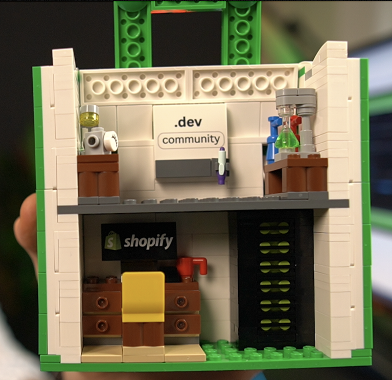 Coding_with_Jan's tweet photo. @liam_at_shopify @TheStormDev I knew Liam would like this one 😁 

Still have the lego kit you gifted me 🙏 https://t.co/tsa2D37Xq0