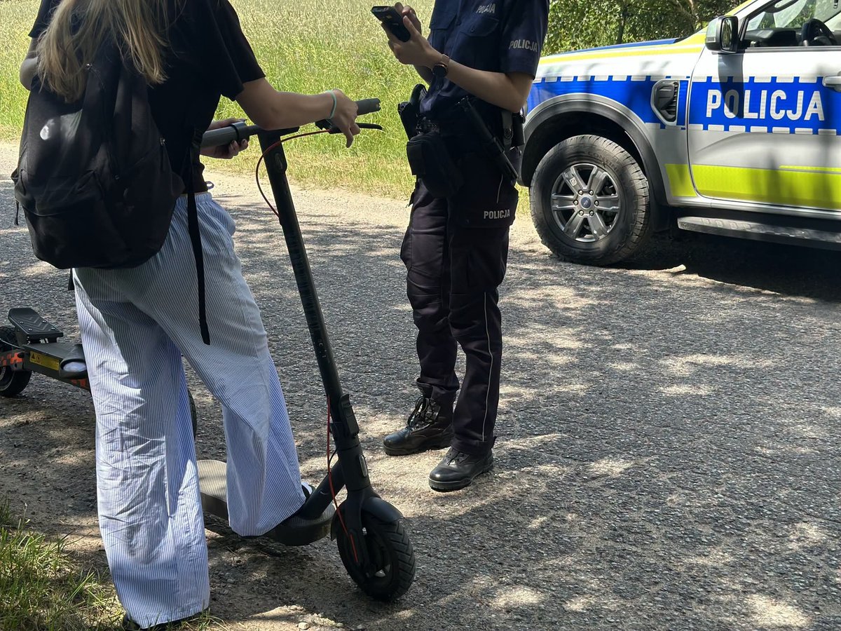 PSejny's tweet photo. 🚨Naucz dziecko 🧒 👧jak dbać o bezpieczeństwo własne i innych.

➡️Policjanci 👮 apelują do rodziców, aby udostępniając dziecku rower 🚲 , hulajnogę 🛴czy rolki 🛼, uczyli je podstawowych zasad bezpiecznego korzystania z tego rodzaju sprzętu. https://t.co/7NX1ZT6i6T