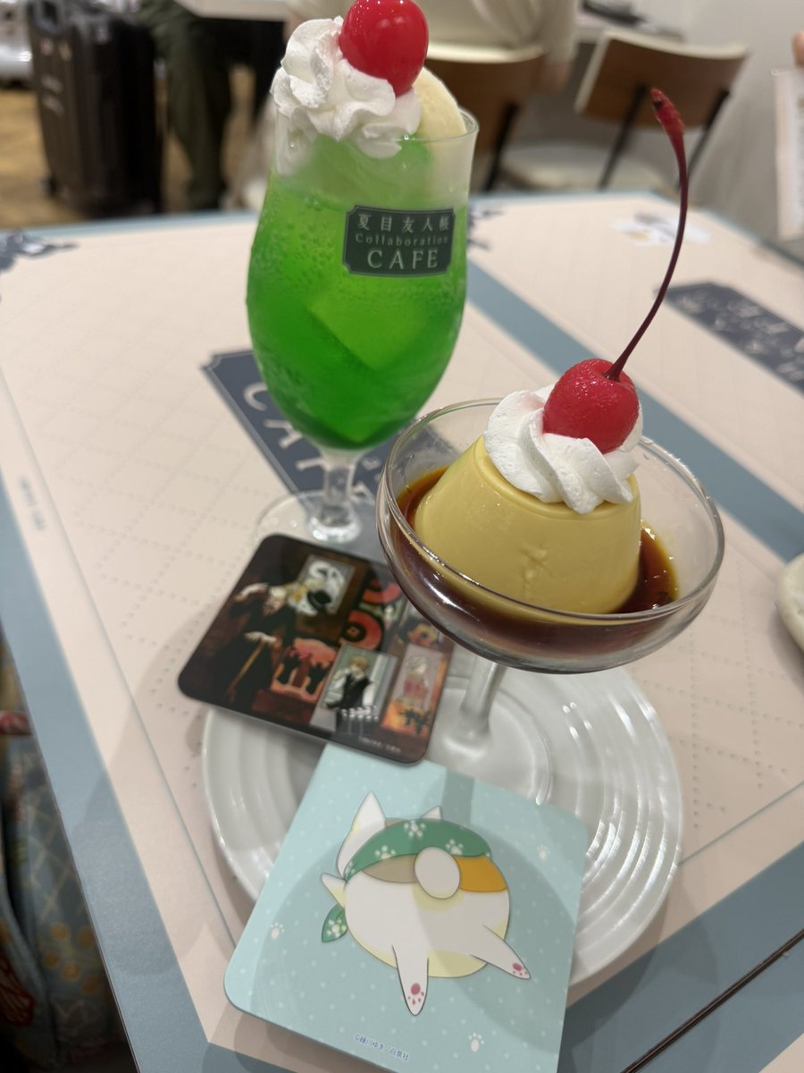 51_ise's tweet photo. ゆうと行った夏目カフェ、夏目くんの前の席で嬉しかった！
カレーおいしい🍛田沼くんのプリンはプルンプルン🍮ミルクセーキはニャンコ先生のアイスがかわいい🥛カフェラテは夏目くん！
コースターちょっとダブって名取さんは来なかったけど紙がしっかりしててデザインいい✨後半も行きたいなぁ https://t.co/cI1qGGgOVe