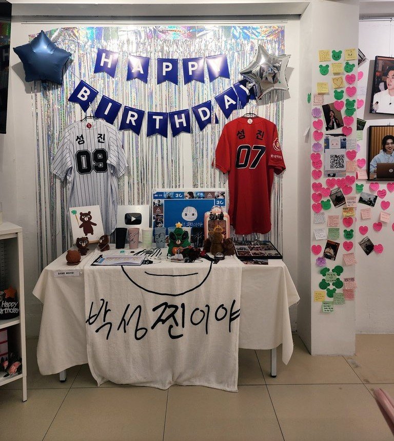 cafeedge0430's tweet photo. 여름엔 시원하게 겨울엔 따뜻하게 
커스텀 음료로 색상 맞춤 가능하고
전문 파티셰의 수제 디저트가 맛있는 곳💕

주최진 전용석 및 음료제공 / 가챠머신 ⭕️
줄 서기 최적화된 장소 + 유튜브 촬영 장소에서
생일카페, 결성일, 데뷔일, N주년 등
다양한 테마로 장르 불문 이벤트 진행하기!
#생카 https://t.co/EuzebudNkn