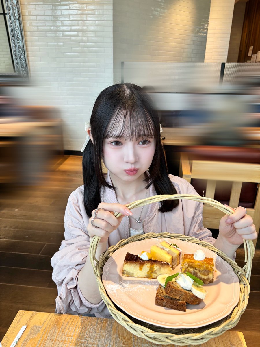 aipipi_48's tweet photo. この間ばあばとおでかけして、かわいいケーキいっぱい食べたよ🍰💕

ばあばが撮ってくれた、なんか盛れてる。
ばあばからあいかはこう見えてるらしい🤭ぷぷ

https://t.co/EkUPRUErA5 https://t.co/BUE6VP3YxA