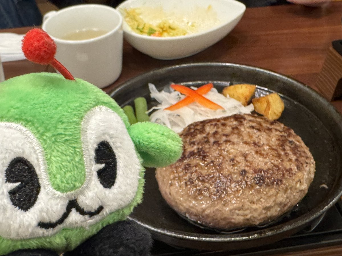 minminwookyo's tweet photo. しばらく普通のご飯が禁止なので、みんくるズとのごちそうおでかけもできない…
だけどみんくるは、都バス以外には興味がないので(捏造)、私とのおでかけが減っても何とも思ってないのが素晴らしい☺️ https://t.co/PPdl9qmF07