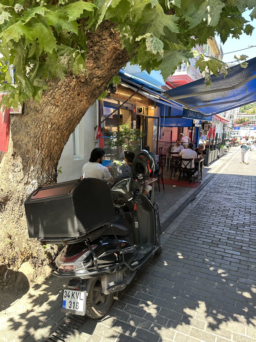 onderkayaistan1's tweet photo. Yolunuz Sarıyere düşerse çarşı içinde Çınaraltı Necati ustaya uğrayıp dönerini bir tatmanızı naçizane öneririm. https://t.co/TRNWcSvIjh