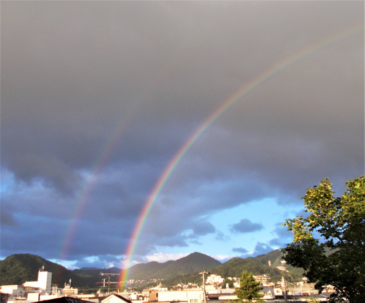 HakotanHako's tweet photo. 今日は「虹の日」🌈

「なな(7)いろ(16)」(七色)の語呂合わせと
梅雨明けのこの時期に  空に大きな虹が
出やすいことが由来です✨

写真は  初めて見たダブルレインボー🌈
ダブルレインボーが見られる確率は１%
西洋では「ダブルレインボーを見た人は
祝福を受けている」と言われています💕 https://t.co/ITNQomZkSr