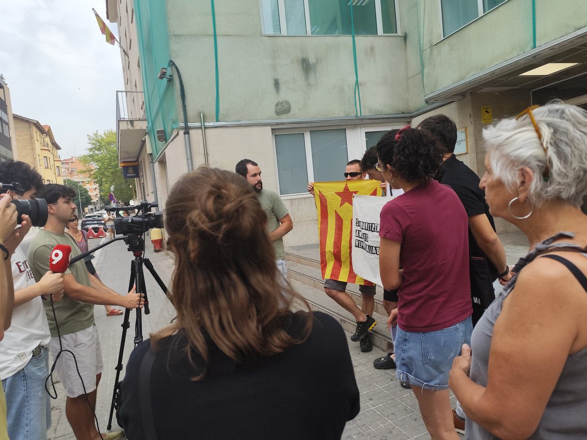 JosepMuste's tweet photo. Avui hem anat davant els jutjats per donar suport als quatre independentistes que han hagut D anar a declarar per una denúncia D Aliança catalana, exemple de partit espanyolista que detesta tot el que fa olor a independentisme https://t.co/4fhCAg8SuH