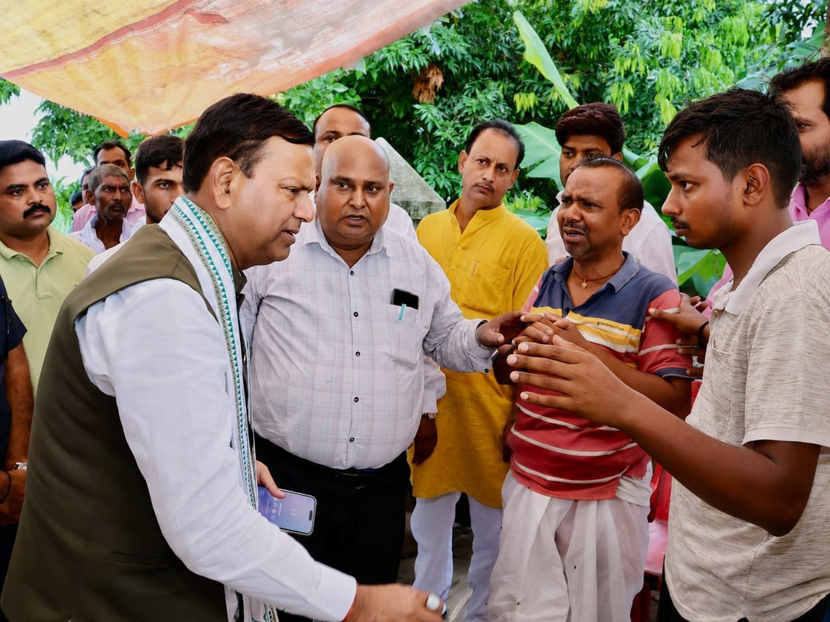 mppchaudhary's tweet photo. महराजगंज के युव�� वैज्ञानिक श्री राहुल सिंह जी के आकस्मिक निधन पर उनके आवास पहुंचकर शोकाकुल परिजनों से भेंट कर ढाढस बंधाया और अपनी गहरी संवेदनाएं व्यक्त कीं। 

इस अवसर पर जिलाध्यक्ष श्री अशोक पांडेय जी, पनियरा से माननीय विधायक श्री ज्ञानेंद्र सिंह जी एवं सदर से माननीय विधायक श्री जय मंगल कन्नौजिया जी समेत अन्य गणमान्यजन उपस्थित रहे। 

ईश्वर से प्रार्थना है कि दिवंगत पुण्यात्मा को अपने श्रीचरणों में स्थान दें और शोक संतप्त परिवार को इस असहनीय दुःख को सहन करने की शक्ति प्रदान करें।
#OmShanti

@gyanendramla 
@KanojiyaJai