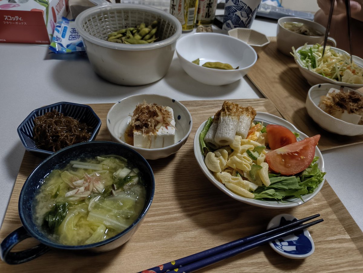 hachi_gn's tweet photo. マカサ残り、ちくわキュウリ、枝豆、やっこ、もずく、お味噌汁。居酒屋の突き出しみたいなのばっかり（いつも） https://t.co/qfQJp21Hej