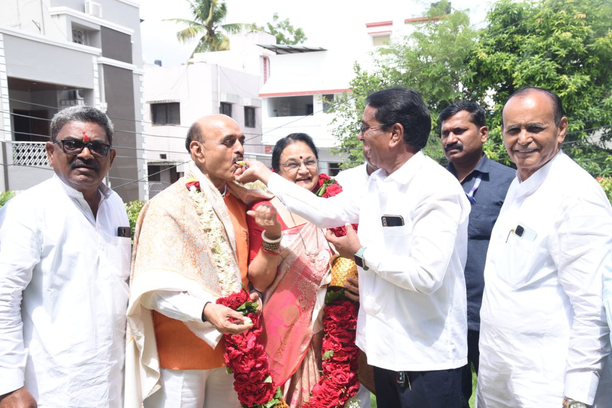 DrBhagwatKarad's tweet photo. माझ्या वाढदिवसानिमित्त शुभेच्छा देण्यासाठी प्रत्यक्ष भेट देणाऱ्या तसेच विविध माध्यमांतून शुभेच्छा व्यक्त करणाऱ्या सर्व मान्यवर, मित्रपरिवार आणि नागरिकांचे मनःपूर्वक आभार!
आपले प्रेम आणि आशीर्वाद हीच माझी प्रेरणा. धन्यवाद!
#DrKaradUpdates https://t.co/nZzBQoVZ8W