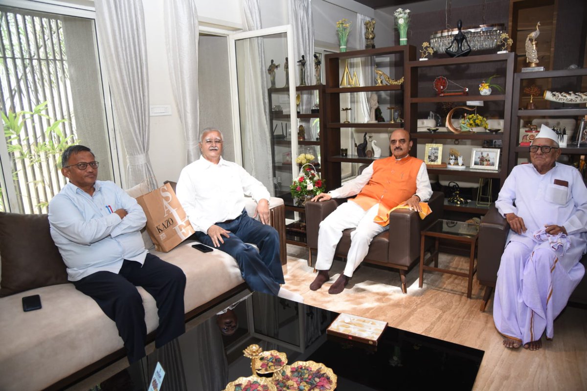 DrBhagwatKarad's tweet photo. माझ्या वाढदिवसानिमित्त शुभेच्छा देण्यासाठी प्रत्यक्ष भेट देणाऱ्या तसेच विविध माध्यमांतून शुभेच्छा व्यक्त करणाऱ्या सर्व मान्यवर, मित्रपरिवार आणि नागरिकांचे मनःपूर्वक आभार!
आपले प्रेम आणि आशीर्वाद हीच माझी प्रेरणा. धन्यवाद!
#DrKaradUpdates https://t.co/nZzBQoVZ8W