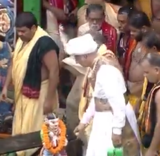 OrissaPOSTLive's tweet photo. Gajapati Maharaja Dibyasingha Deb offered Aarti to Devi Subhadra on the Darpadalana Ratha and performed the sacred Chhera Pahanra ritual during the Rath Yatra in Puri, continuing the centuries-old tradition of humility and devotion.
#RathYatra2026 #DeviSubhadra #ChheraPahanra #Darpadalana #Jagannath #Puri #Odisha #OrissaPOST
📲 Follow Orissa POST – Odisha’s No. 1 English Daily 📰✨