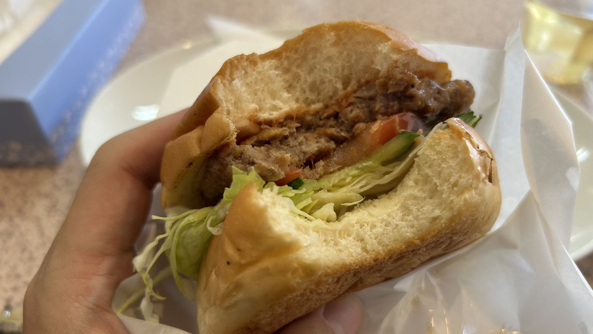 CJ26905056's tweet photo. 🏝️伊江島

レトロな個人バーガー店を発見🍔

ご当地ブランド牛を使ったボリューム満点の手作りハンバーガーをリーズナブルにいただけました😊

普段は無難に腹を満たす事に特化したファストフードのイメージが強くて実感しづらいけど、ハンバーガーってとても温かみのある食べ物だなって🙂 https://t.co/AMNROfG5E8
