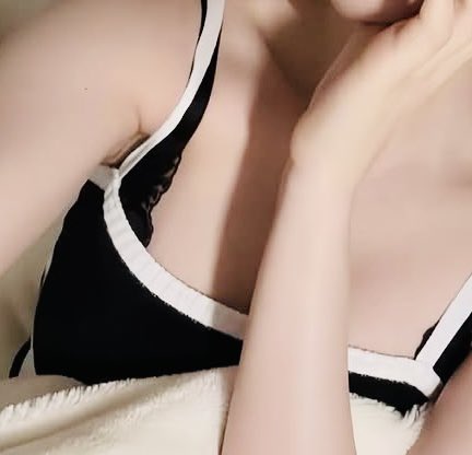 t0xsl5's tweet photo. 🏠でゴロゴロちゅー🫠
今日近くまで迎えに来てくれるなら会える❣️ https://t.co/0Z9HrczdDw