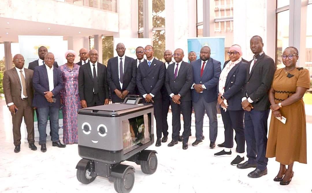 Yamoussouk6's tweet photo. Côte d’Ivoire : le robot KAYOD renforce l’innovation technologique
Le ministre Gibril Ouattara a accueilli le robot #KAYOD développé par KAYOD Technologies, une initiative visant à soutenir l’innovation, la robotique et l’intelligence artificielle en Côte d’Ivoire. https://t.co/2mHQlI9b6k