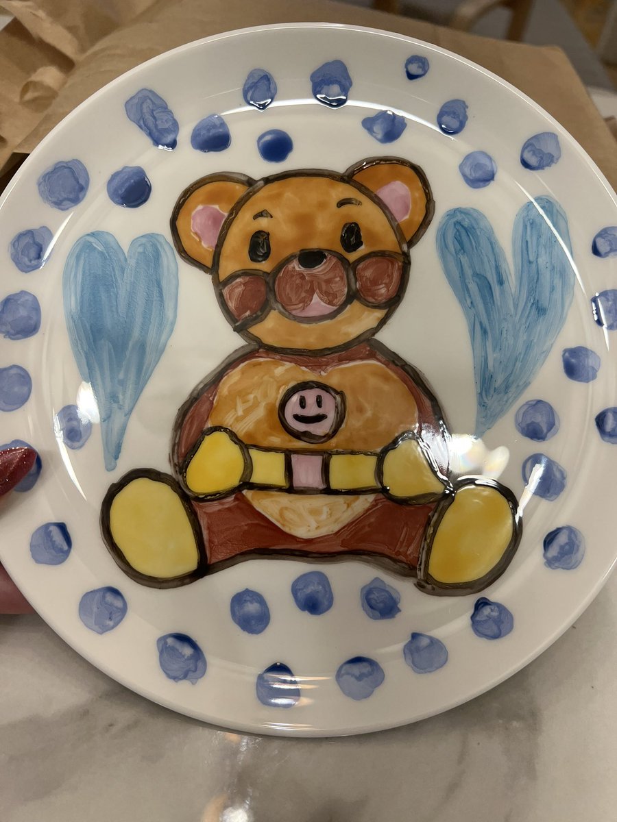 ayano9747's tweet photo. うふふ、うきんこちゃんのすごい素敵でしょ？私のも見てほしい。孫にょちゃんのために作ったんだけど、結果修学旅行でふざけて作った皿みたいになったの🥹 https://t.co/PnvnktFkZV