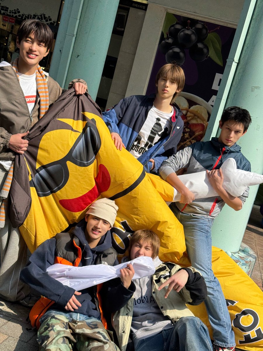 Isojin50's tweet photo. バルーンさんそこ代わってくれませんか https://t.co/lP1QlCCGcd