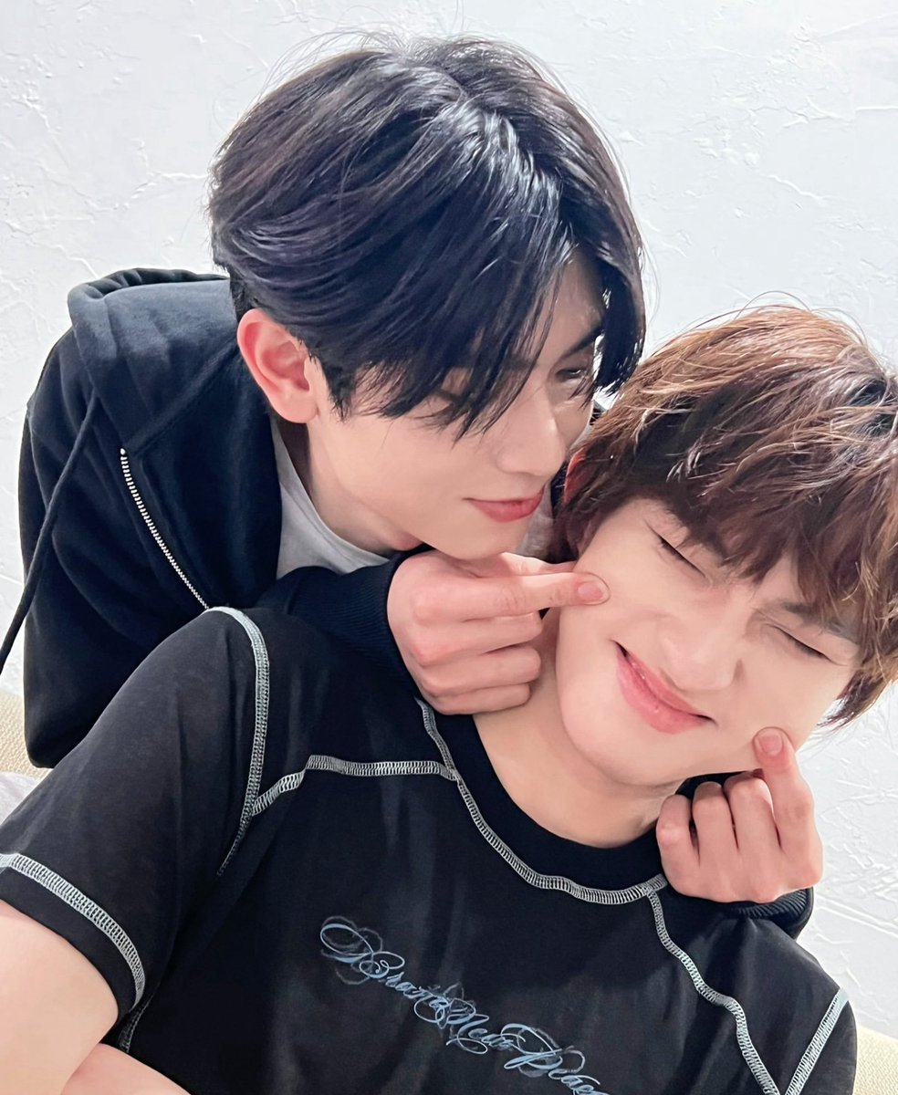 noon_3041's tweet photo. เคยลองรักโทมัสก้องแบบไม่มีเงื่อนไขรึยังน้า..ถ้ายังลองเปิดใจกว้างๆลองรักดูลองมองรอยยิ้มหวานๆมองความสดใสของเค้าดูก่อนจะเข้าใจคำว่าศิลปินเยียวยาใจได้เป็นยังไง นี่เติมโทมัสก้องมีความสุขมาก เติมฟินตลอดวาสนาดูเค้ารักกันมันมีความสุขจนล้นออกปากค่ะ555🤭🥰
#thomaskong #โทมัสก้อง https://t.co/w56k9ZXgcl