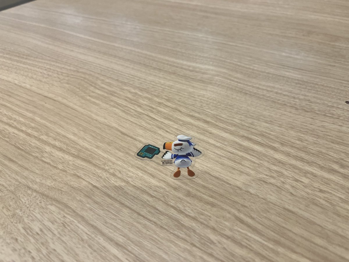 Nasu_Bom's tweet photo. 座ろうとした席にジョニー流れ着いてた https://t.co/QjqkSfxjPm