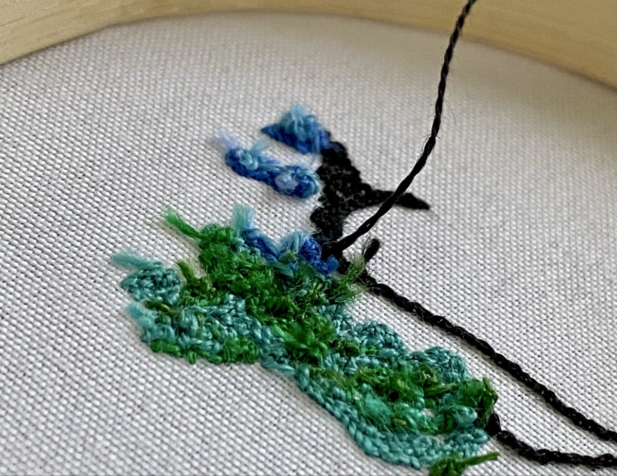 obasue's tweet photo. 青っぽい緑、明るい緑、真緑、渋緑、
難しいけど刺繍って楽しいーなぁー！ https://t.co/1w0pwzo3i6