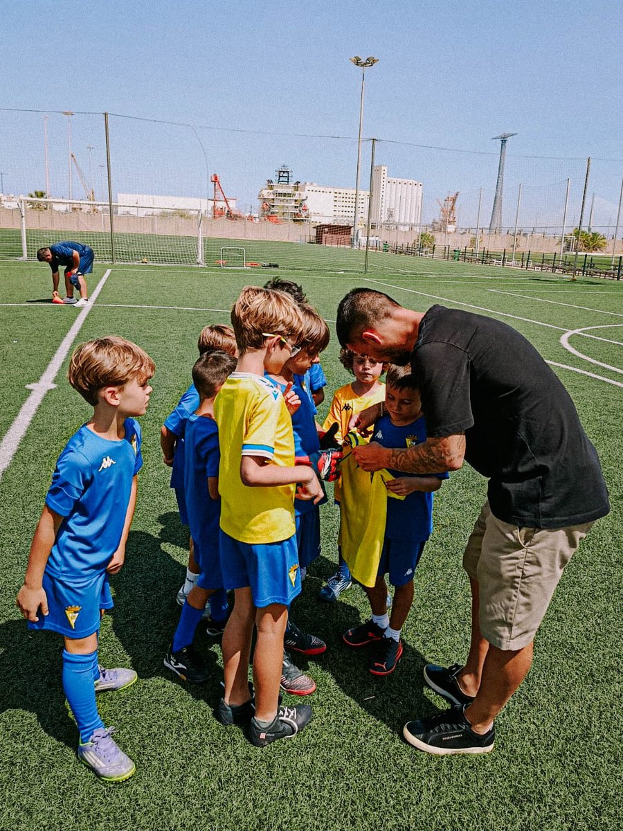 Cadiz_CF's tweet photo. 💛 Suso sorprende a los jóvenes cadistas en el Campus de Verano

🔗 https://t.co/9RaEKPxoLr https://t.co/biI9L43uZI