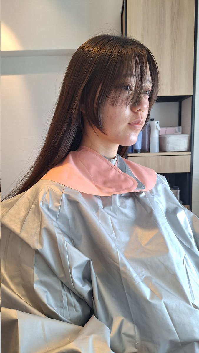 Cut_Color_1483's tweet photo. マカロンさんの初ブリーチ&amp;トリートメントを担当させて頂きました❗

伸ばしていた前髪も短く✂️、三毛猫風になるように、元の色を残しながらのデザインカラー♪
さらに可愛く、大大大変身です！

お安くブリーチしてみたい方など、ぜひご相談ください♪ https://t.co/YHarN11PpR