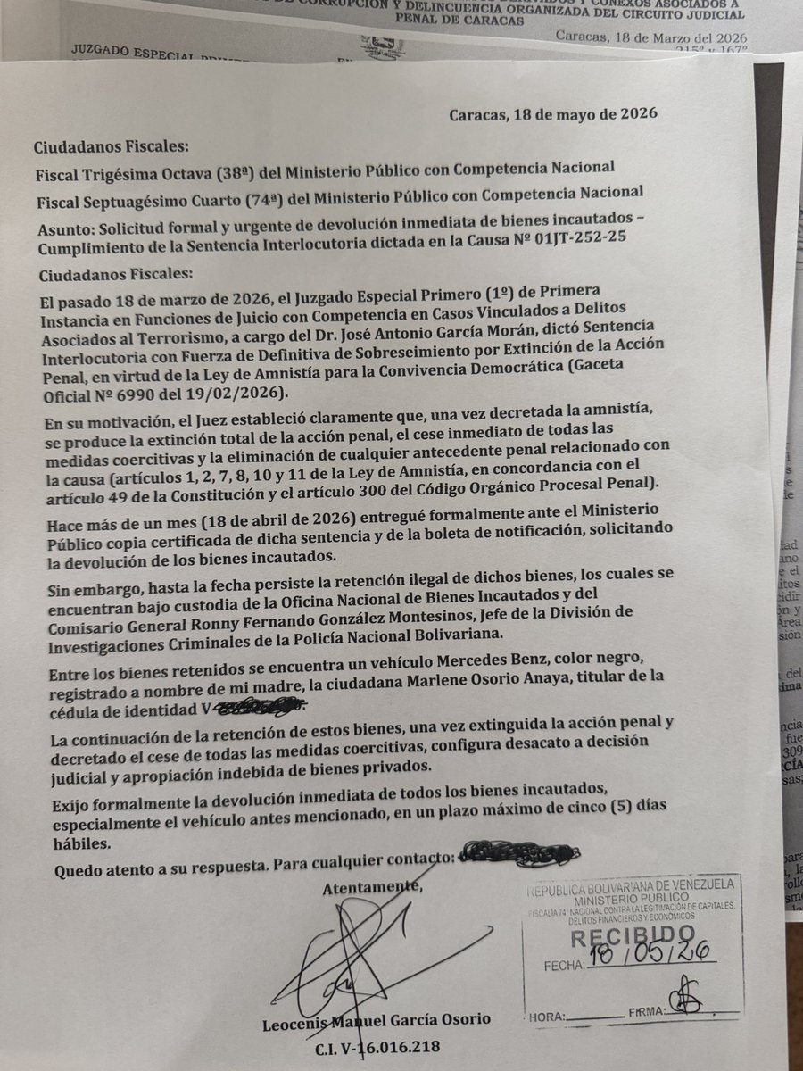 leocenisoficial's tweet photo. Mr. @dcabello,
Dra. @delcyrodriguezv and Dr. @jorgerpsuv,
Despite having been granted an amnesty and despite the existence of an express order to reinstate the case, the Mercedes Benz vehicle in which I was detained remains illegally in the personal possession of Commissioner General Ronny Fernando González, a high-ranking official of the Bolivarian National Police (PNB) who publicly acknowledges serving Diosdado Cabello. This can only be interpreted as Diosdado Cabello himself being the one protecting him.
Additionally, the arbitrary ban on leaving the country and the refusal to issue me a passport remain in effect.
Faced with this clear violation of rights, who should I turn to? To your superiors at the United States Embassy (@usembassyve)?
I remain attentive to your response.
Sincerely,
Leocenis García