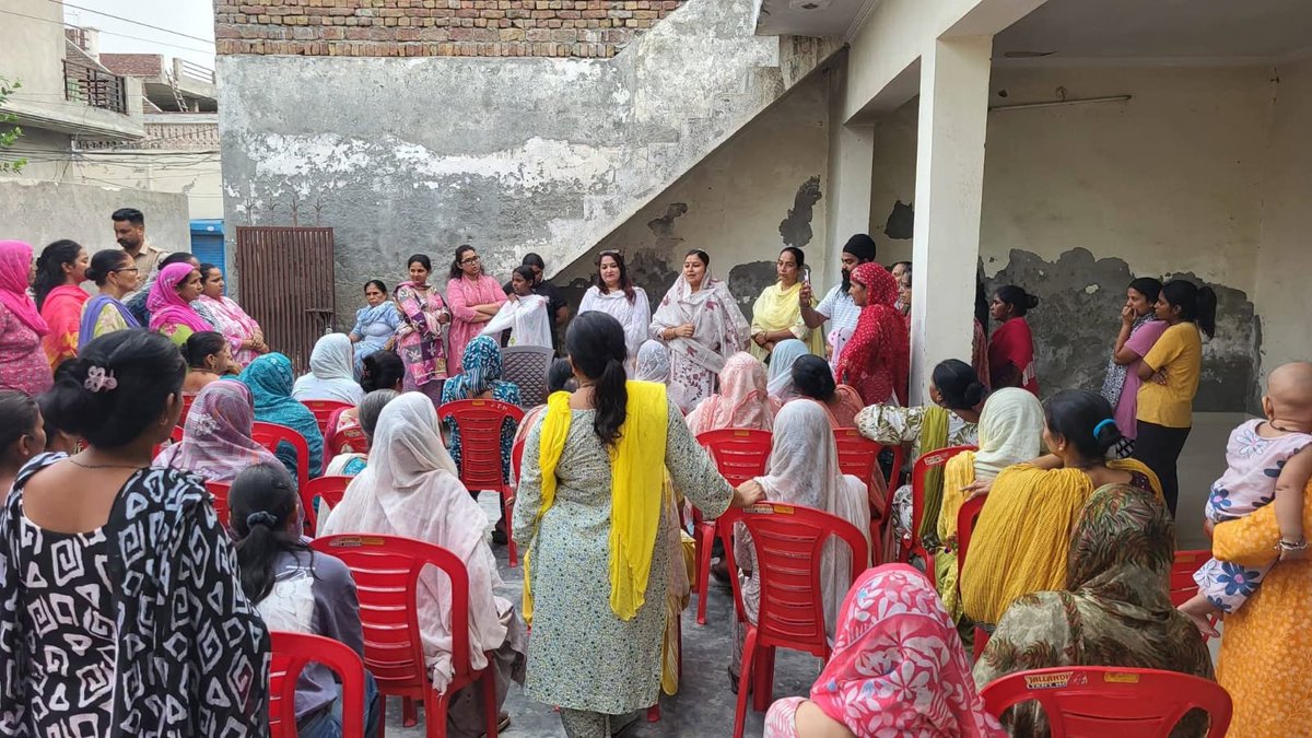 AAP_WomenWingPB's tweet photo. 📍 ਹਲਕਾ ਫ਼ਾਜ਼ਿਲਕਾ 

ਵੂਮਨ ਵਿੰਗ ਨੂੰ ਬੂਥ ਅਤੇ ਬਲਾਕ ਪੱਧਰ 'ਤੇ ਹੋਰ ਵਧੇਰੇ ਸਰਗਰਮ ਤੇ ਮਜ਼ਬੂਤ ਕਰਨ ਲਈ ਅੱਜ ਹਲਕਾ ਫ਼ਾਜ਼ਿਲਕਾ ਵਿਖੇ ਇੱਕ ਵਿਸ਼ੇਸ਼ ਜਥੇਬੰਦਕ ਮੀਟਿੰਗ ਕੀਤੀ ਗਈ। ਇਸ ਮੀਟਿੰਗ ਦੌਰਾਨ ਅਗਾਮੀ ਰਣਨੀਤੀਆਂ ਅਤੇ ਲੋਕ ਸੰਪਰਕ ਮੁਹਿੰਮਾਂ 'ਤੇ ਗੰਭੀਰ ਵਿਚਾਰ-ਚਰਚਾ ਉਲੀਕੀ ਗਈ। https://t.co/vTpzBbSETl