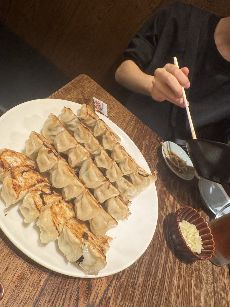 asahi_ych's tweet photo. なんか餃子食べてたら店員に
相席大丈夫ですかって言われて
いいですよって言ったらバブルケーキ来た
しかも餃子2個しか食えなかった。 https://t.co/m0vz8UU9OE