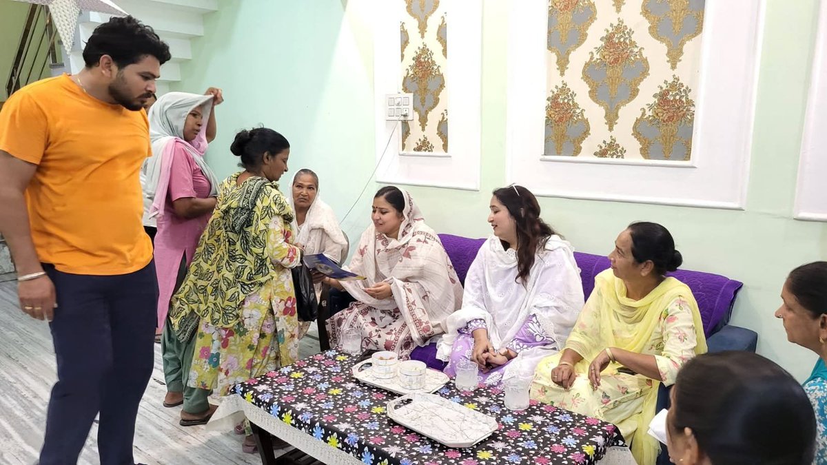 AAP_WomenWingPB's tweet photo. 📍 ਹਲਕਾ ਫ਼ਾਜ਼ਿਲਕਾ 

ਵੂਮਨ ਵਿੰਗ ਨੂੰ ਬੂਥ ਅਤੇ ਬਲਾਕ ਪੱਧਰ 'ਤੇ ਹੋਰ ਵਧੇਰੇ ਸਰਗਰਮ ਤੇ ਮਜ਼ਬੂਤ ਕਰਨ ਲਈ ਅੱਜ ਹਲਕਾ ਫ਼ਾਜ਼ਿਲਕਾ ਵਿਖੇ ਇੱਕ ਵਿਸ਼ੇਸ਼ ਜਥੇਬੰਦਕ ਮੀਟਿੰਗ ਕੀਤੀ ਗਈ। ਇਸ ਮੀਟਿੰਗ ਦੌਰਾਨ ਅਗਾਮੀ ਰਣਨੀਤੀਆਂ ਅਤੇ ਲੋਕ ਸੰਪਰਕ ਮੁਹਿੰਮਾਂ 'ਤੇ ਗੰਭੀਰ ਵਿਚਾਰ-ਚਰਚਾ ਉਲੀਕੀ ਗਈ। https://t.co/vTpzBbSETl