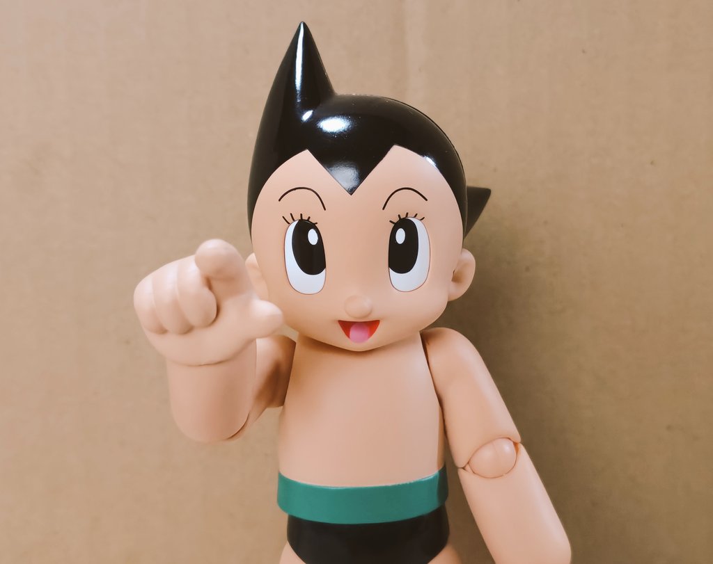 yamachanz's tweet photo. MAFEX鉄腕アトム、こりゃあスゴいぞ！かわいいポーズかっこいいポーズキマるキマる！おしりマシンガンもバッチリ！パンツ部はフニャフニャ柔らか素材になってます。交換パーツ沢山あるので時間をかけていじっていきたいです。表情変えるため顔半分外す時固くてなかなか外れないのがちょい不満かな。 https://t.co/8QpZbiCiz6