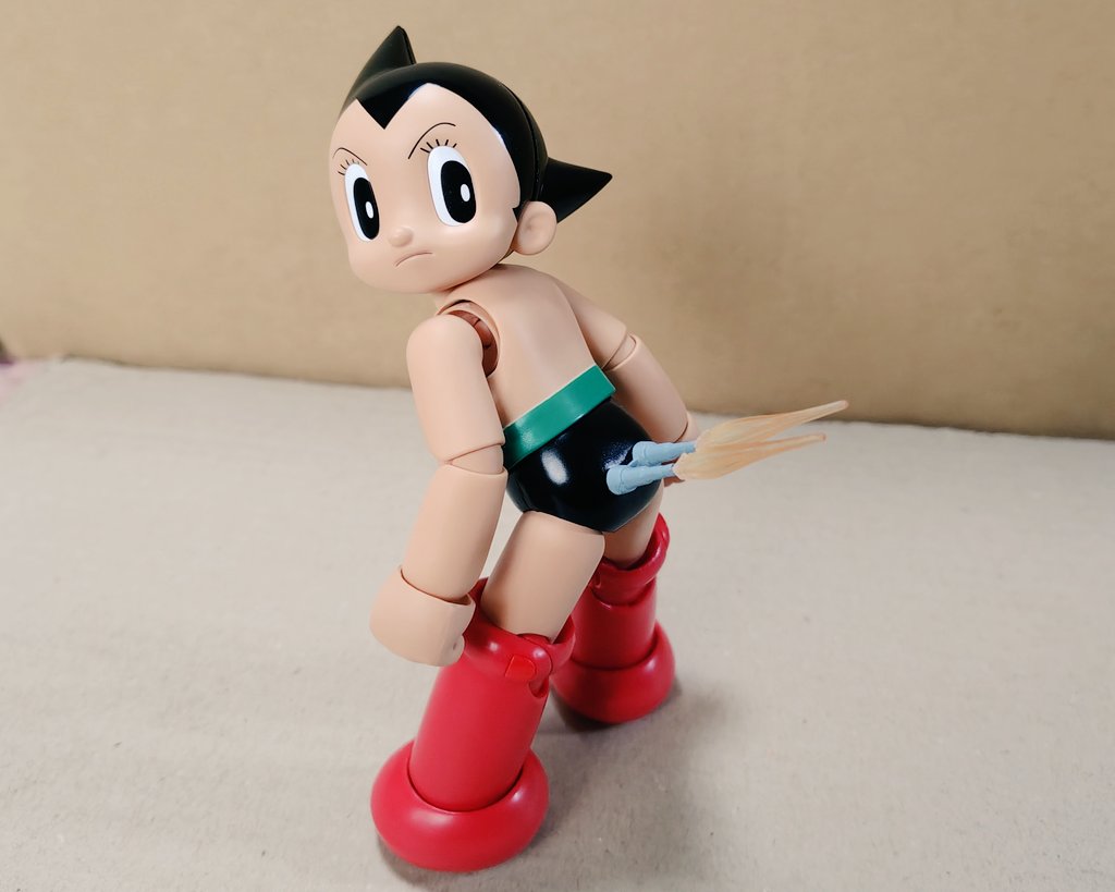yamachanz's tweet photo. MAFEX鉄腕アトム、こりゃあスゴいぞ！かわいいポーズかっこいいポーズキマるキマる！おしりマシンガンもバッチリ！パンツ部はフニャフニャ柔らか素材になってます。交換パーツ沢山あるので時間をかけていじっていきたいです。表情変えるため顔半分外す時固くてなかなか外れないのがちょい不満かな。 https://t.co/8QpZbiCiz6