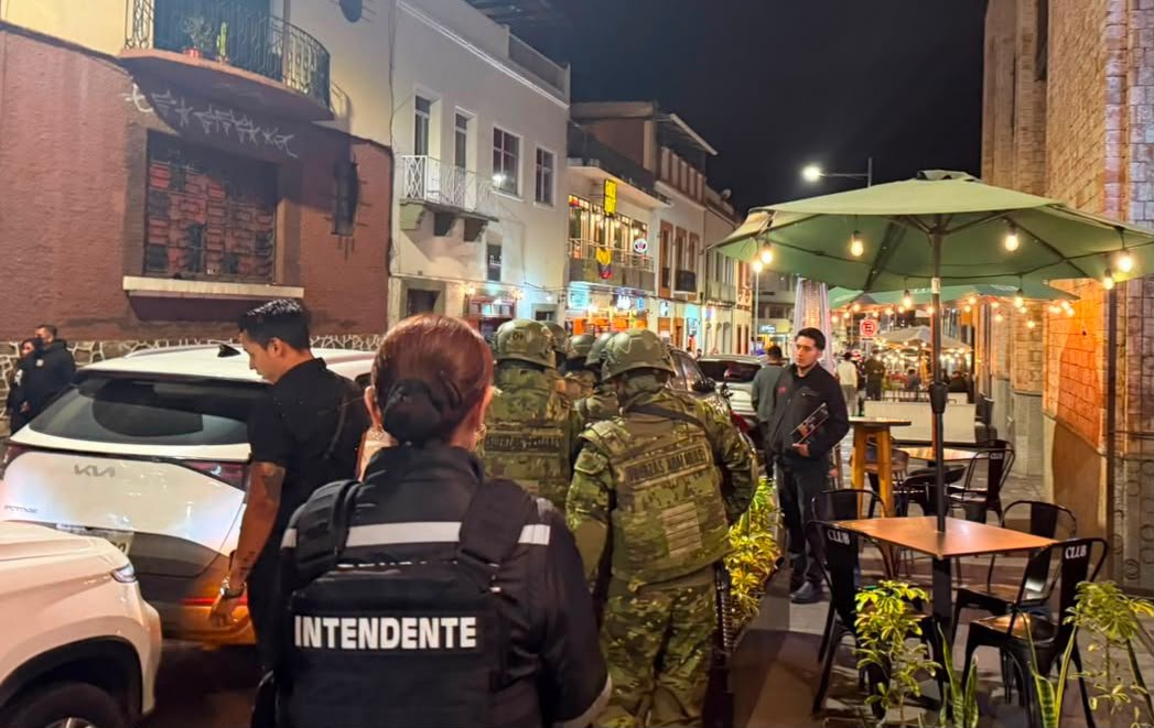 xbermudezlec's tweet photo. En acciones conjuntas entre la @PoliciaEcZona6 y  Intendencia General de Policía del Azuay se ejecutaron nuevos operativos para combatir la delincuencia y la informalidad.

Resultados:
✅ 1 aprehendido por presunta tenencia de sustancias catalogadas sujetas a fiscalización.
✅ Clausura de un night club.
✅ Clausura de un establecimiento que operaba sin Permiso Anual de Funcionamiento (PAF).
✅ Registro e identificación de varios ciudadanos con antecedentes penales, sin causas pendientes.

Las intervenciones continúan de manera permanente para fortalecer la seguridad y el control en Cuenca.