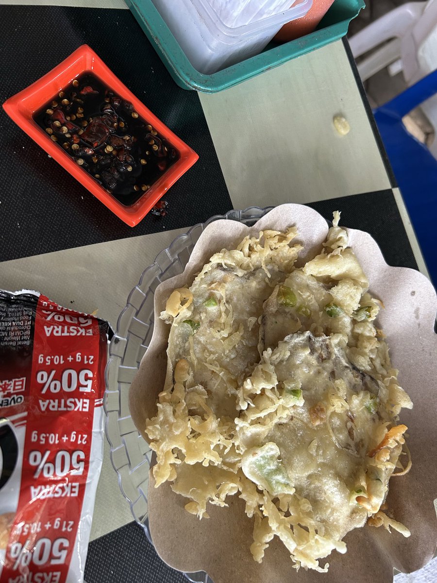 harchivment's tweet photo. medium rare deep fried thin tempe with spiced butter alias mendoan :v https://t.co/QKdZqW458i