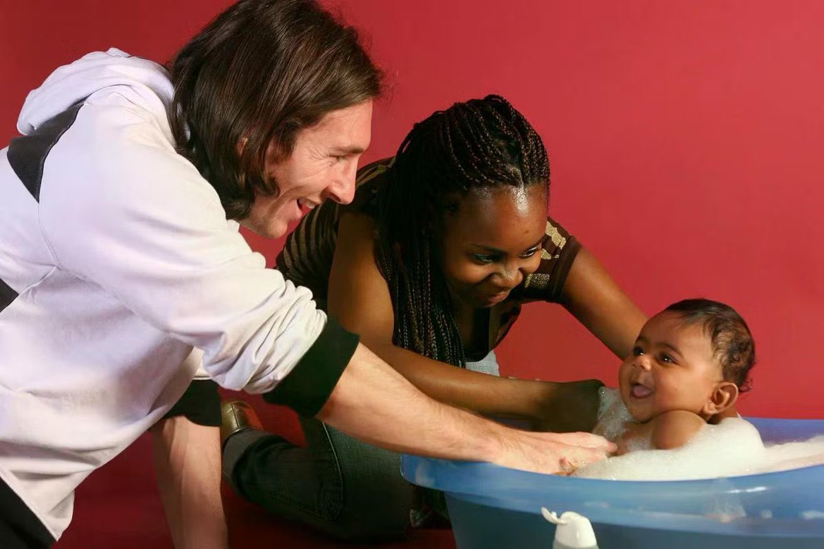 javioliveira's tweet photo. En esta foto de 2007, Messi bañando a Lamine Yamal cuando solo tenía 5 meses.

19 años después se verán las caras en la final del Mundial. La vida a veces tiene estas caprichosas casualidades. https://t.co/1IlDBPI9vd