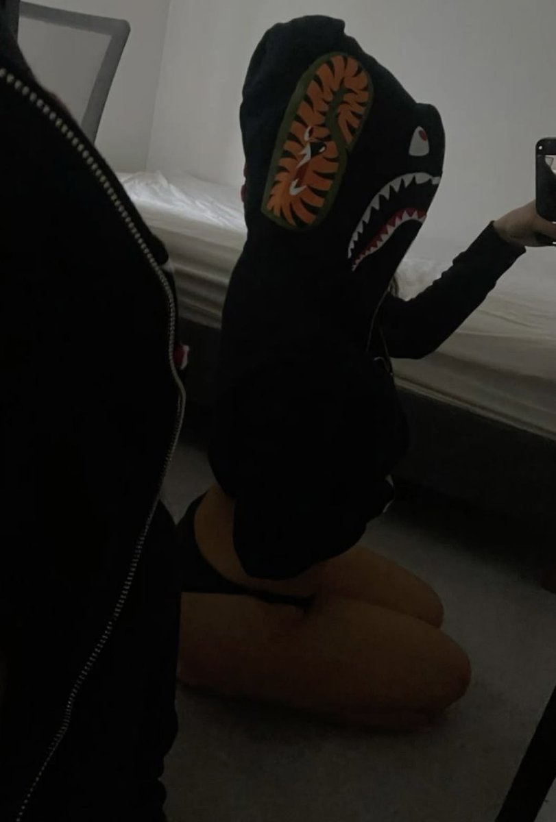 sophiehxney's tweet photo. tell her u're "checking work slack" https://t.co/7Nf6O76HzM