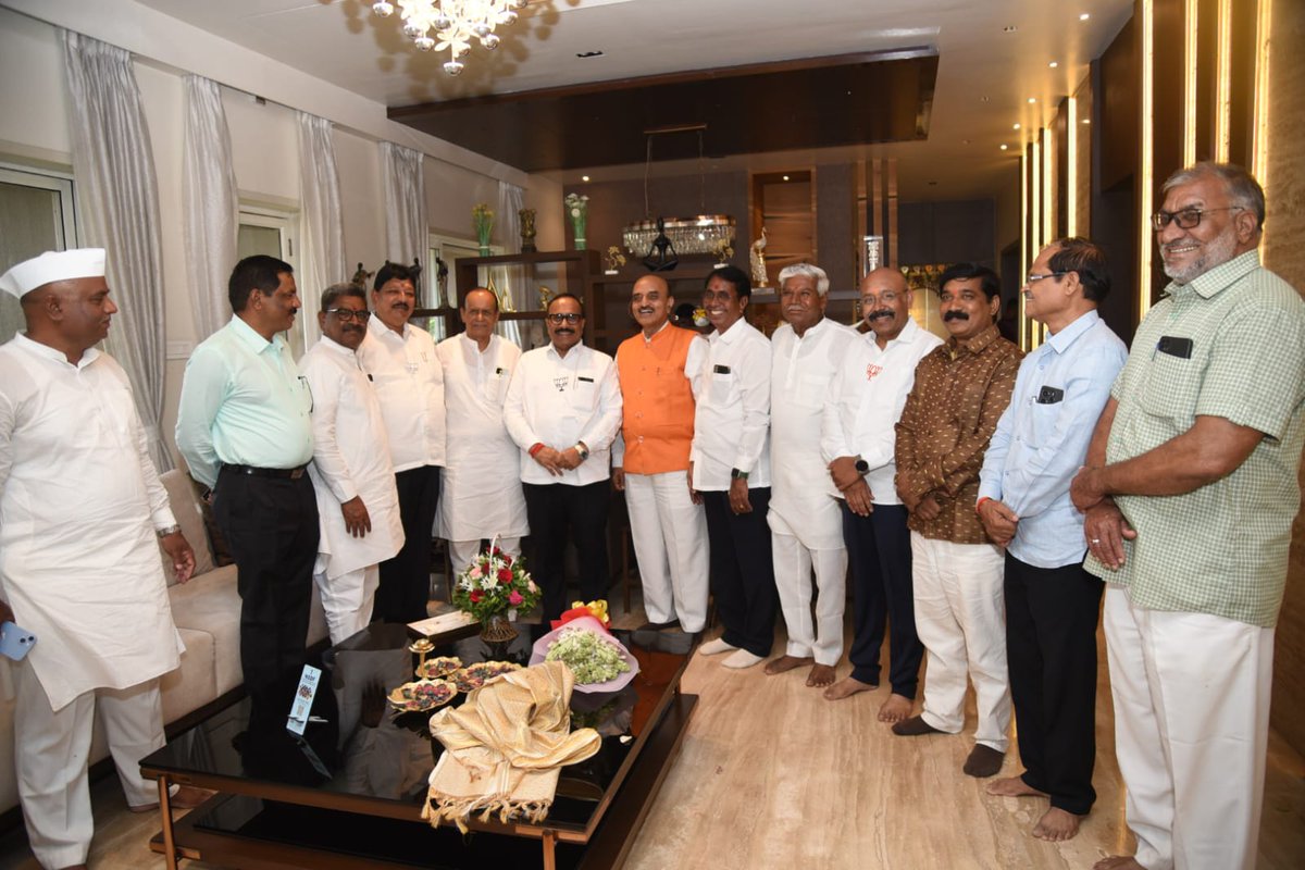 DrBhagwatKarad's tweet photo. माझ्या वाढदिवसानिमित्त राज्याचे कॅबिनेट मंत्री मा. ना. श्री. अतुलजी सावे यांनी सदिच्छा भेट देऊन वाढदिवसाच्या शुभेच्छा दिल्या. त्यांच्या आत्मीय शुभेच्छा, प्रेम आणि सदिच्छांबद्दल मनःपूर्वक आभार!
#DrKaradUpdates https://t.co/u1xTv3NXxl