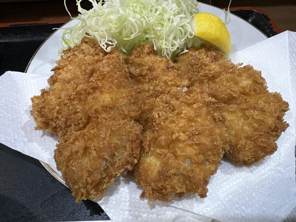 amatubu2000's tweet photo. お昼は、とん食っ食(とんくっく)さんにて、ヒレカツ定食！
ボリュームたっぷり！
#そらメソ飯テロ同好会 https://t.co/4XUUqNjezB