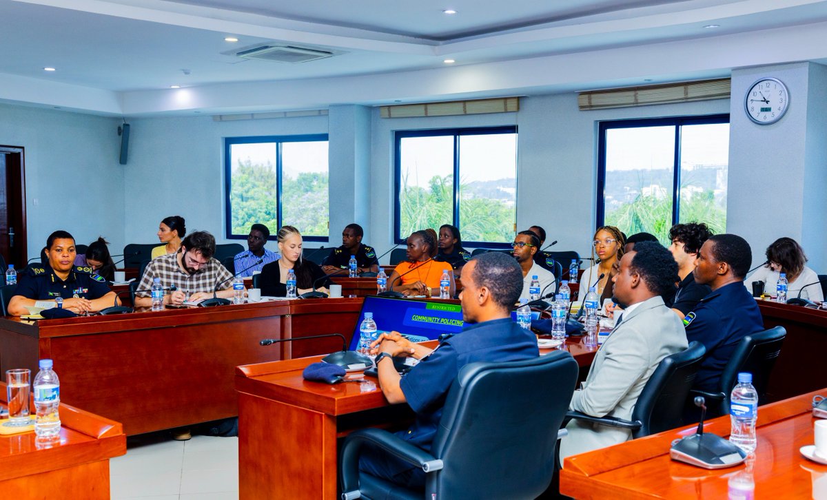 Rwandapolice's tweet photo. Uyu munsi,

Umuyobozi Mukuru wungirije wa Polisi y’u Rwanda (DIGP) ushinzwe ubutegetsi n’abakozi, DCG Jeanne Chantal Ujeneza, yakiriye itsinda ry’abanyeshuri riturutse muri kaminuza ya Kent State yo muri Leta Zunze Ubumwe za Amerika, riyobowe na Dr. Sarah Schmidt ku cyicaro gikuru cya #Rwandapolice, Kacyiru.

Baganirijwe ku rugendo #Rwandapolice mu kubungabunga umutekano ndetse n’imikoranire hagati y’abaturage na Polisi  kugira ngo hakumirwe ibyaha babigizemo uruhare.